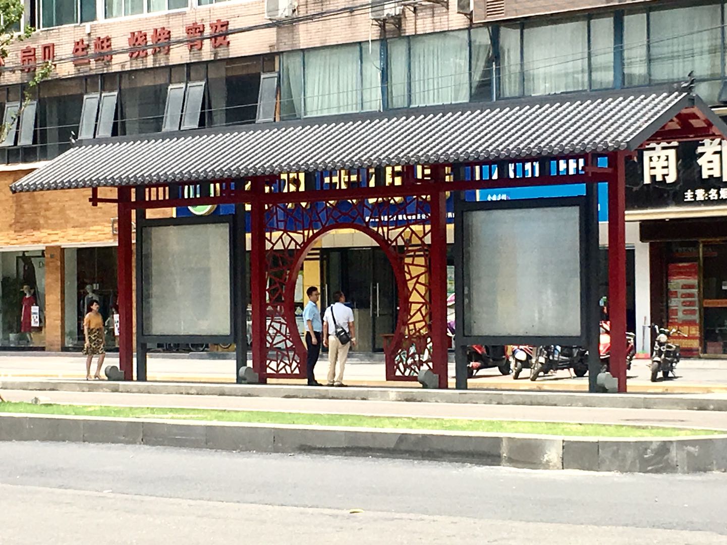 【鑫泰來候車亭】成都市一環路古色古香公交站臺高調亮相