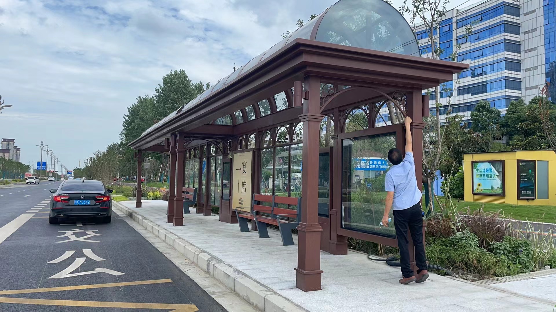 成都市彭州三環路智慧公交候車亭修建完成